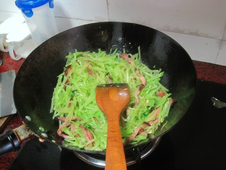腊肉炒莴笋丝步骤6