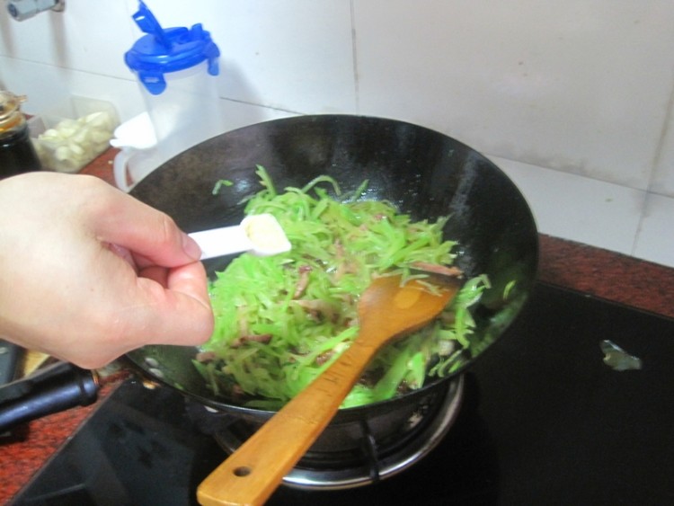 腊肉炒莴笋丝步骤9
