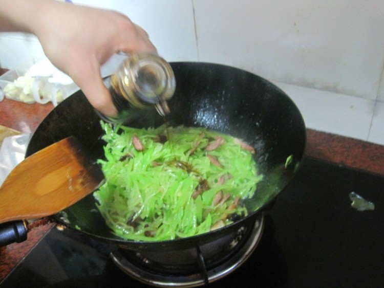 腊肉炒莴笋丝步骤8
