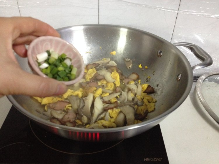 腊肉炒蘑菇步骤7