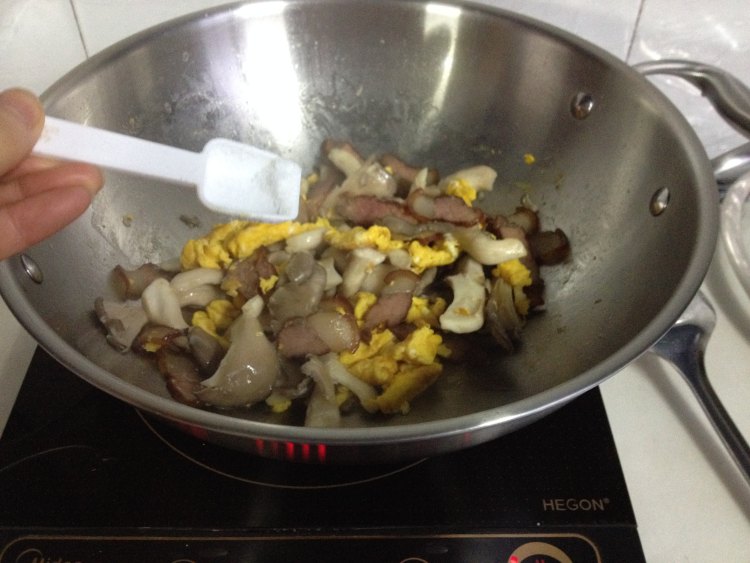 腊肉炒蘑菇步骤6