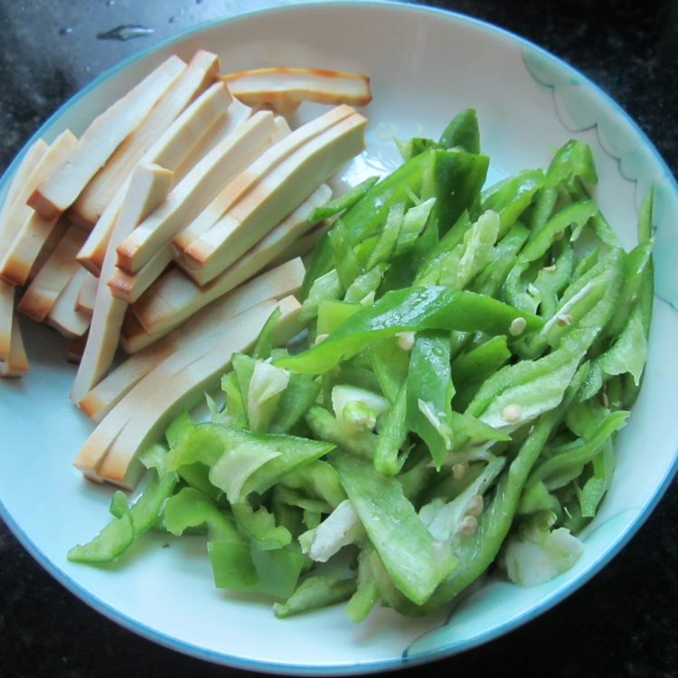 青椒豆腐条步骤1