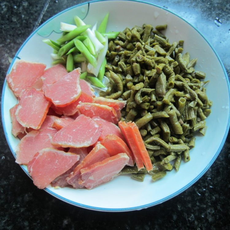 干烧豆角腊肉步骤2