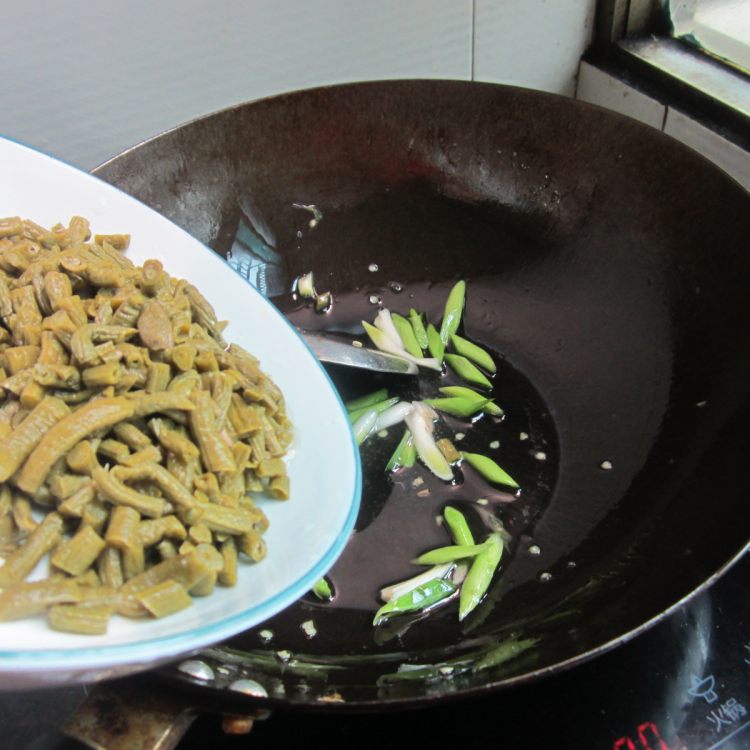干烧豆角腊肉步骤4