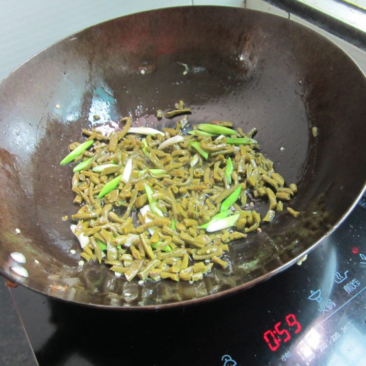 干烧豆角腊肉步骤5