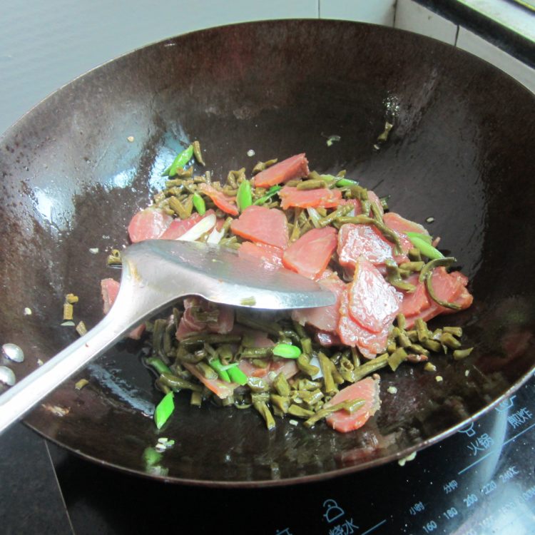 干烧豆角腊肉步骤9