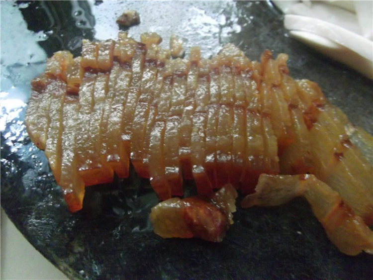 鸡腿菇炒腊肉步骤3