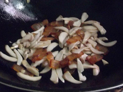 鸡腿菇炒腊肉步骤6