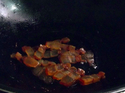 鸡腿菇炒腊肉步骤4
