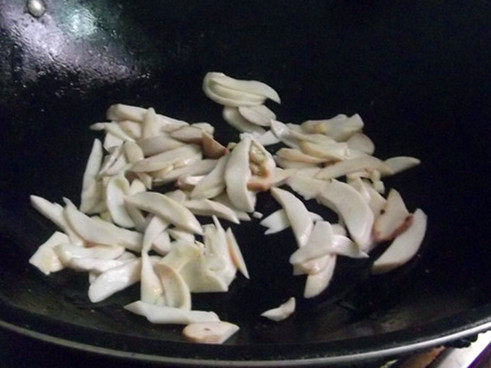 鸡腿菇炒腊肉步骤5
