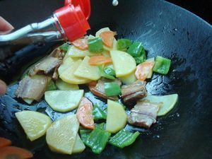 青椒腊肉炒土豆步骤6
