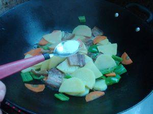 青椒腊肉炒土豆步骤5
