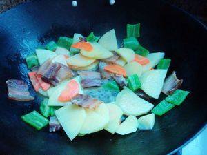 青椒腊肉炒土豆步骤4