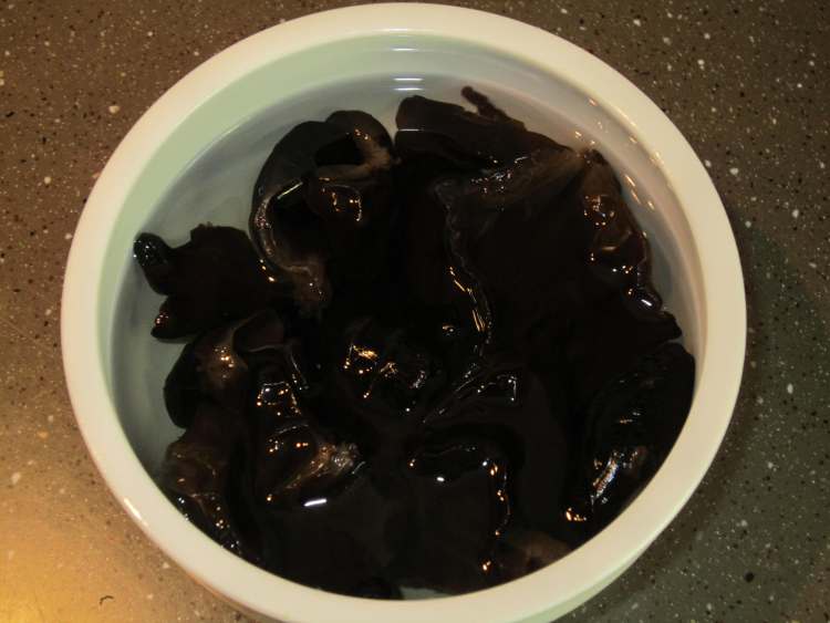 胡萝卜双笋炒腊肉步骤3