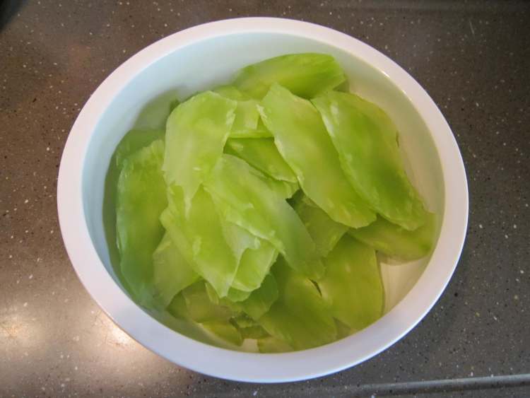 胡萝卜双笋炒腊肉步骤1