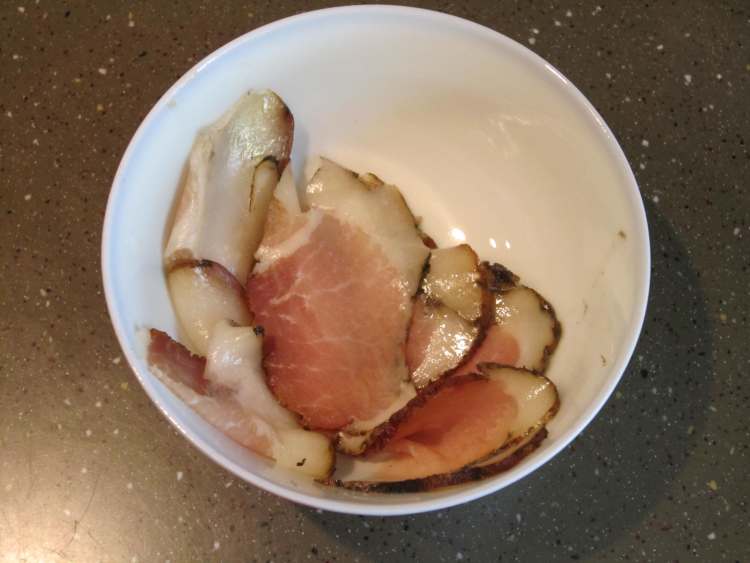 胡萝卜双笋炒腊肉步骤5
