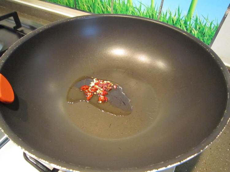 胡萝卜双笋炒腊肉步骤8