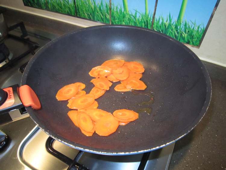 胡萝卜双笋炒腊肉步骤10