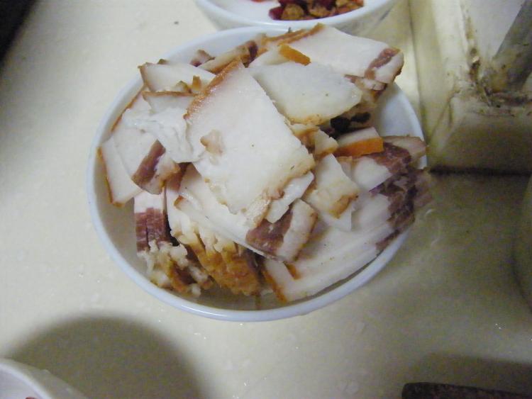 腊肉血粑烧洋葱步骤2