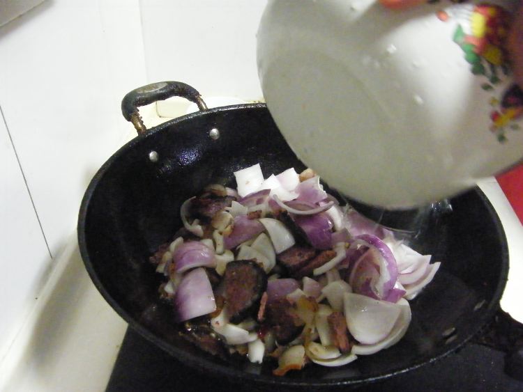 腊肉血粑烧洋葱步骤8