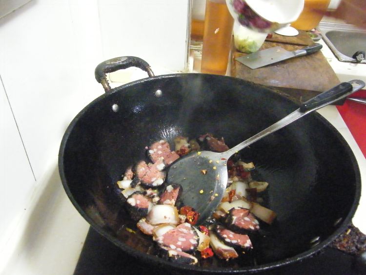 腊肉血粑烧洋葱步骤6