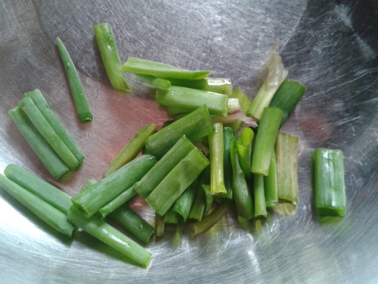 腊肉炒莲藕胡萝卜步骤3