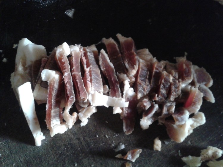 腊肉炒莲藕胡萝卜步骤1