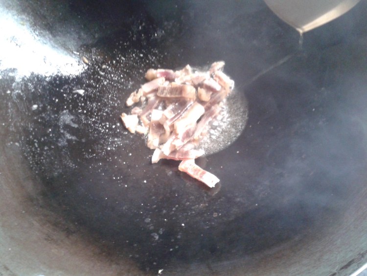 腊肉炒莲藕胡萝卜步骤4