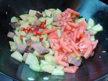 腊肉番茄炒西葫芦步骤6
