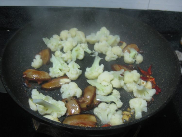 花菜炒烟熏腊肉步骤5