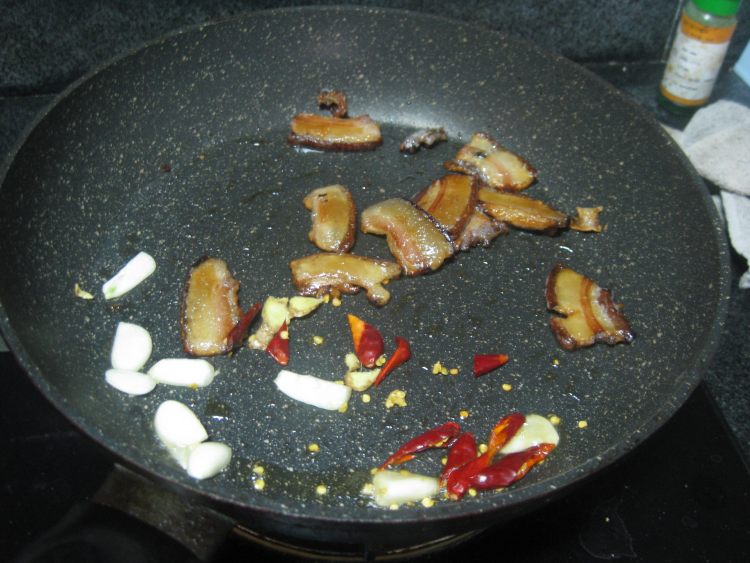 花菜炒烟熏腊肉步骤4