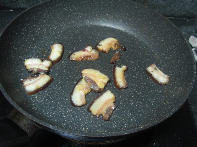 花菜炒烟熏腊肉步骤3