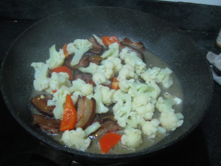 花菜炒烟熏腊肉步骤7