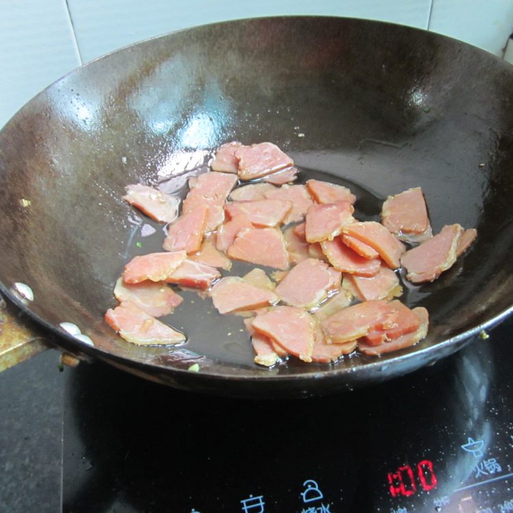 瘦腊肉炒油豆腐步骤5