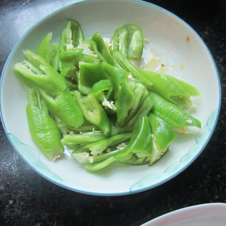 瘦腊肉炒油豆腐步骤3