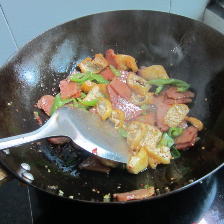 瘦腊肉炒油豆腐步骤10