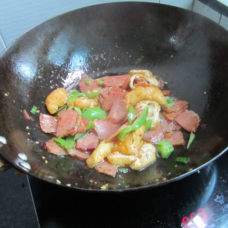 瘦腊肉炒油豆腐步骤12