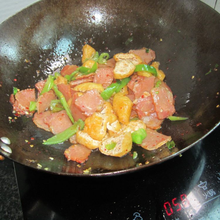 瘦腊肉炒油豆腐步骤14