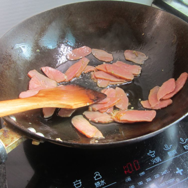 米椒莴笋烧腊肉步骤4