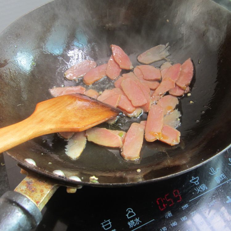 米椒莴笋烧腊肉步骤5