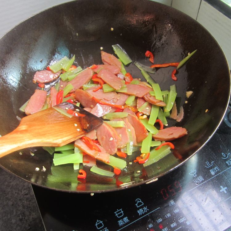 米椒莴笋烧腊肉步骤9