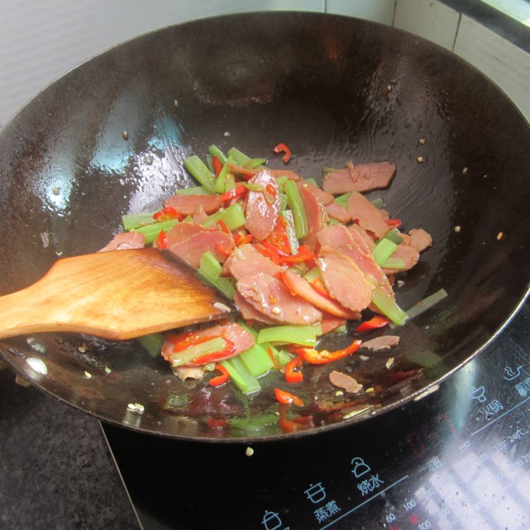 米椒莴笋烧腊肉步骤12