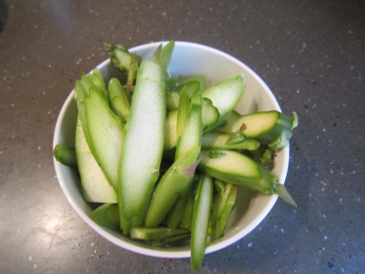芦笋蒜苔炒腊肉步骤2