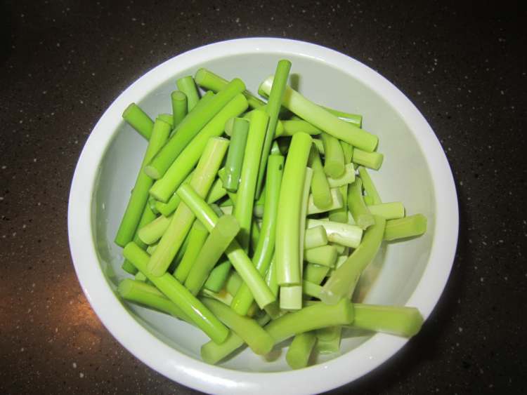 芦笋蒜苔炒腊肉步骤1