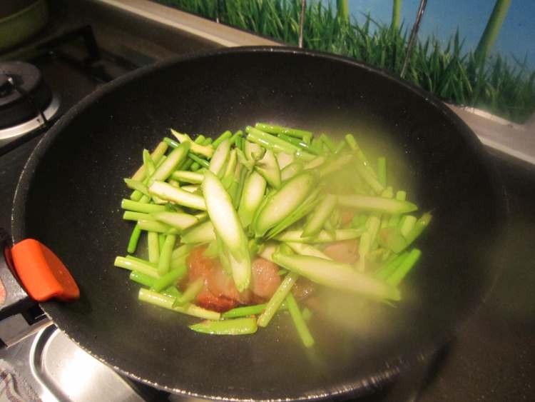 芦笋蒜苔炒腊肉步骤8