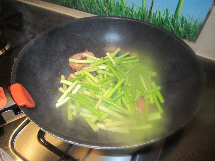 芦笋蒜苔炒腊肉步骤7