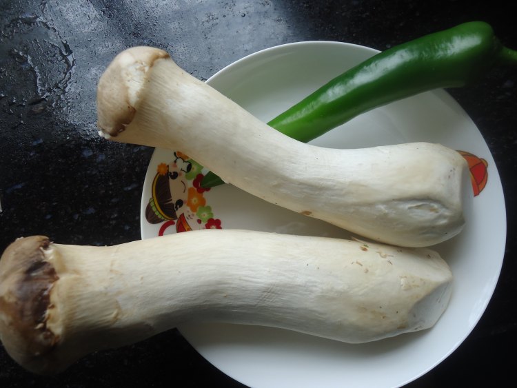 农家腊肉炒菇片步骤1