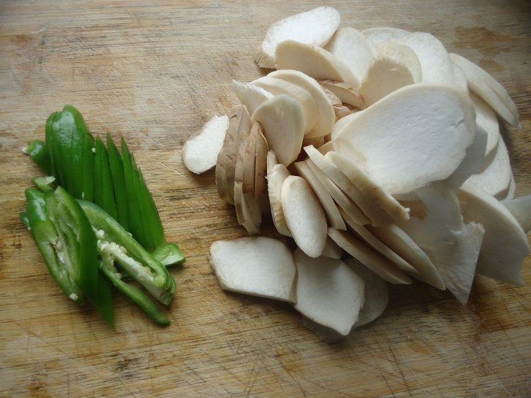 农家腊肉炒菇片步骤2
