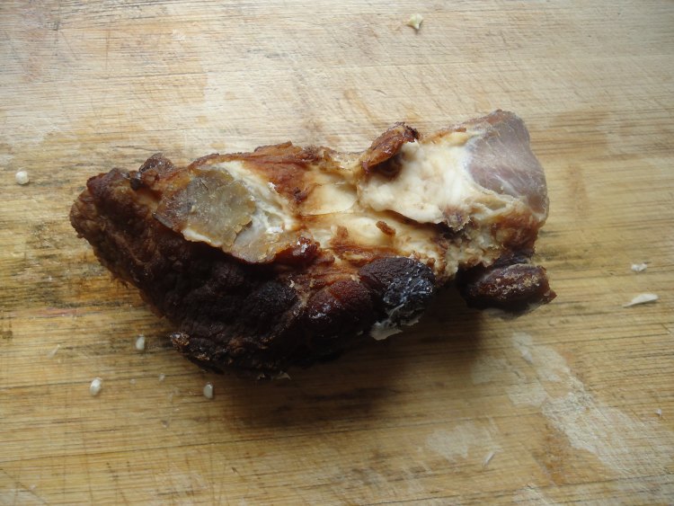 农家腊肉炒菇片步骤3