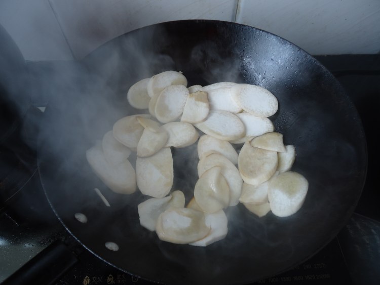 农家腊肉炒菇片步骤7